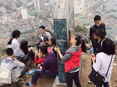 Giới trẻ đang làm xấu mình nơi công cộng