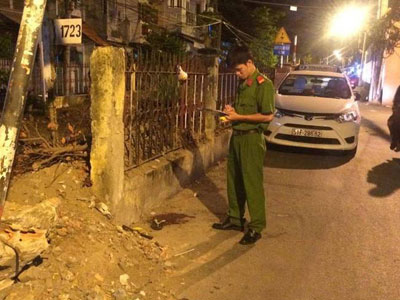 Hai người đàn ông cầm mã tấu huyết chiến ngay giữa khu phố