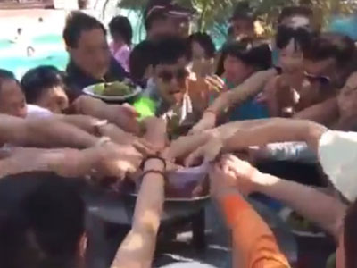 Khách Trung Quốc tranh cướp hoa quả: "6 giây sau, trên đĩa trống trơn"