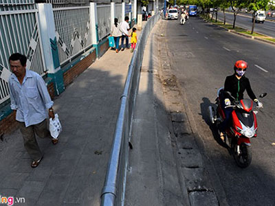 Người đi bộ Sài Gòn thênh thang trên vỉa hè riêng