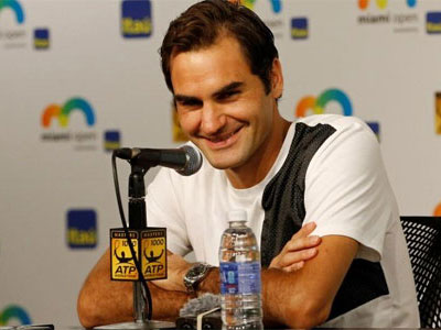 Federer chấn thương đầu gối khi chuẩn bị tắm cho con