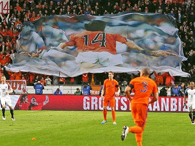 Hình ảnh Johan Cruyff phủ kín Amsterdam Arena