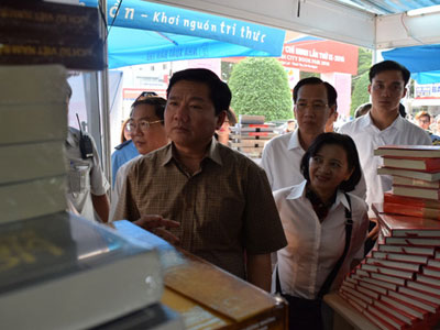 Bí thư Đinh La Thăng thăm Hội sách TP HCM