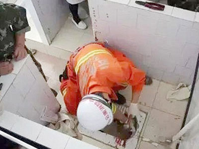 Cứu sống bé sơ sinh bị mẹ bỏ vào bồn cầu xả nước