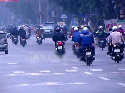 Đi thẳng nhưng bật xi-nhan trái để “qua mặt” CSGT
