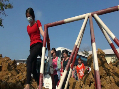 Doanh nghiệp bị đổ đất 'bít cửa' có thể đòi bồi thường