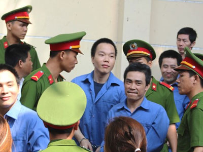 Hoãn xét xử băng giang hồ Tý "điên" ở Sài Gòn