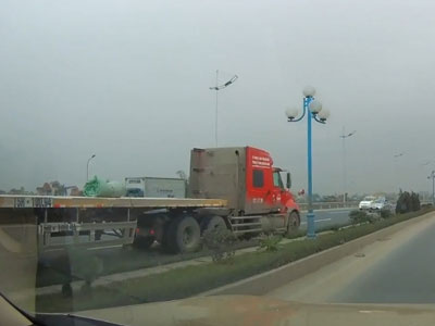 Kinh hồn xe container phóng ngược chiều như "điên" tại Hà Nội