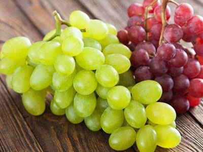 Cà chua, khoai tây, nho chữa mồ hôi nặng mùi