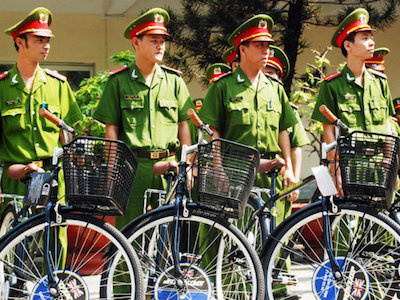 Cảnh sát khu vực TP.HCM lần đầu đi làm bằng xe đạp