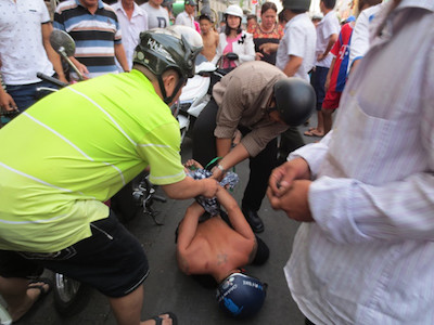 Cô gái truy đuổi hơn 2 km tông ngã xe hai tên cướp giữa Sài Gòn