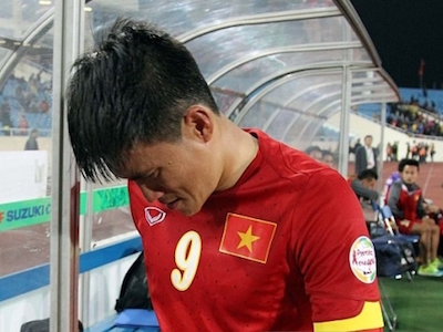 Công Vinh “mất điểm” vì pha giật chỏ lộ liễu với hậu vệ Iraq
