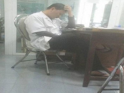 Kỷ luật điều dưỡng nghịch điện thoại trong khi bệnh nhân chờ