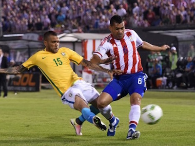 Lập công chuộc tội, Alves giúp Brazil chia điểm quý giá