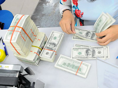 Siết cho vay ngoại tệ, ngân hàng và doanh nghiệp làm sao?