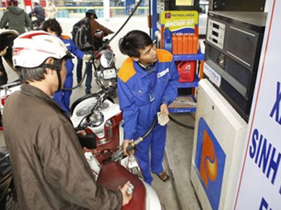 Đằng sau quyết định giảm thuế nhập khẩu xăng dầu là gì?