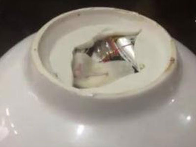 Hà Nội: Phát hiện con chip lạ được gắn dưới đáy bát dùng ăn cơm