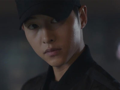 Mặc đồ như đi... cướp ngân hàng, Song Joong Ki vẫn khiến chị em "điên đảo"