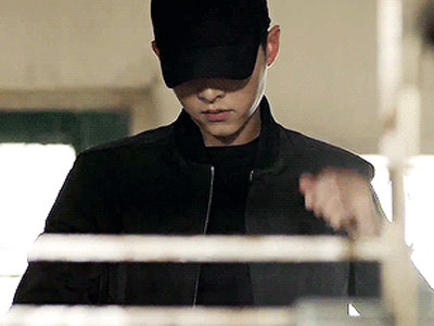 Phân cảnh Song Joong Ki cởi bỏ quân phục chạm mốc kỉ lục rating