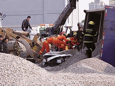 Trung Quốc: Cặp đôi sắp cưới bị 50 tấn cát sỏi chôn sống