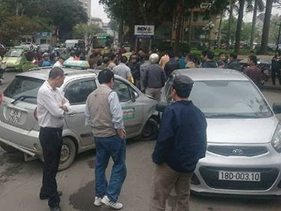 Va chạm, taxi đuổi theo tông trọng thương người đi xe máy