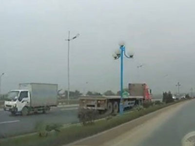Xử lý lái xe container phóng ngược chiều như "bay" ở Hà Nội