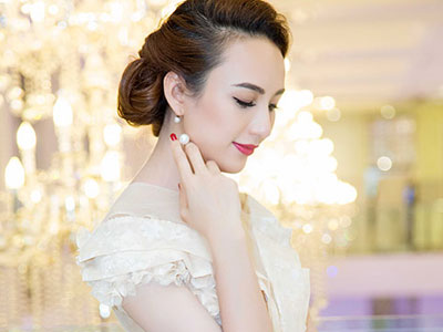 Hoa hậu Ngọc Diễm eo thon, lưng ong hút mắt người đối diện