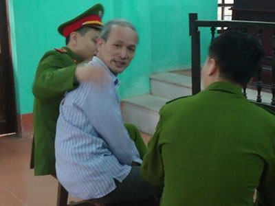 Người chồng cắt gân tay, chân vợ ở Bắc Giang đập đầu tự tử tại tòa