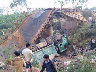 Xe tải chở quá tải làm sập cầu, một học sinh nguy kịch