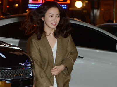 Song Joong Ki, Song Hye Kyo cùng dàn sao hot nhất "Hậu duệ mặt trời" nô nức dự tiệc chia tay