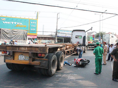 Vượt đèn đỏ cán chết người, tài xế container bị đánh bầm dập