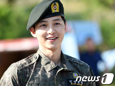 Hé lộ hình ảnh chuẩn "soái ca" của đại úy "Hậu duệ mặt trời" Song Joong Ki trong quân ngũ