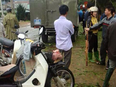 Hi hữu: Công an đang áp giải, nghi phạm bất ngờ tẩu thoát