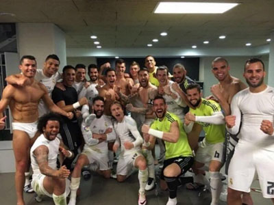 Mặc quần lót khoe body, Ronaldo bị "chửi" ăn mừng quá lố