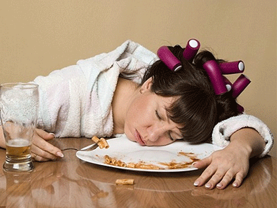 Người phụ nữ xinh đẹp nhưng cứ ăn vào là lăn ra ngủ