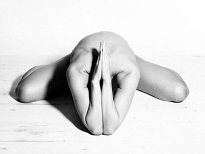 Bộ ảnh yoga khỏa thân nghệ thuật hút hồn người xem
