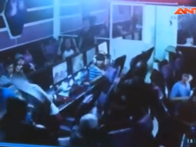 Clip: 12 côn đồ vác mã tấu truy sát “nhầm” ở quán net