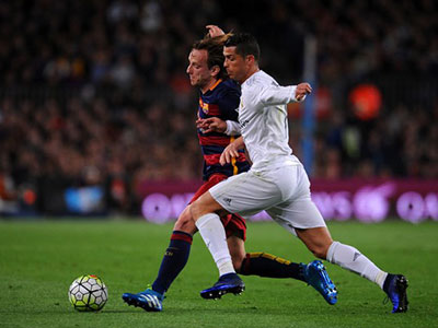 Khi Messi nên học Ronaldo nhìn lại phía sau
