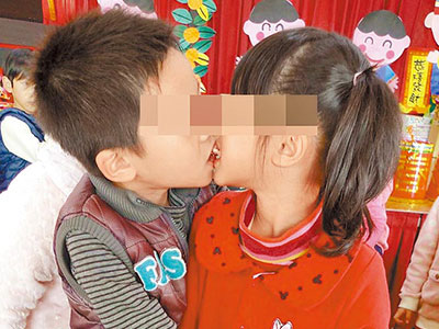 Khó tin trẻ mẫu giáo thoải mái ôm hôn, liếm kem trên mặt bạn