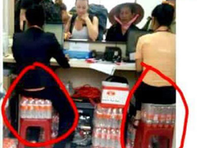 Sốc: Nhân viên nhà xe Phương Trang đặt mông lên... nước uống phục vụ khách