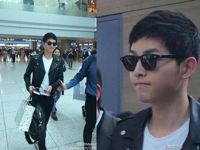 Song Joong Ki bị fan vây kín, sánh đôi bên Song Hye Kyo tại sân bay