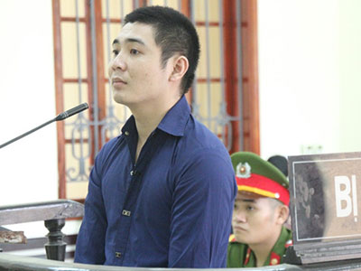 Đổ xăng đốt chết vợ và con trai 9 tháng tuổi