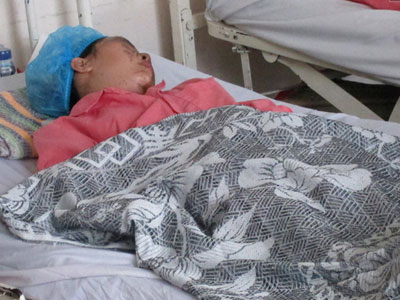 Mẹ của nữ sinh bị tạt axit ở Sài Gòn: "Các con vào thăm Hương xin đừng khóc"