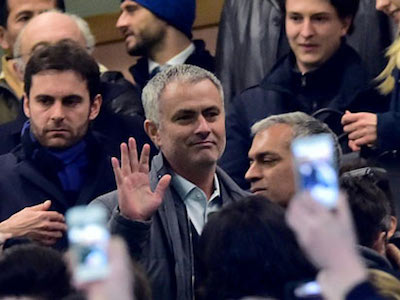 Sợ bị Mourinho lật đổ, sếp MU kiên quyết giữ Van Gaal