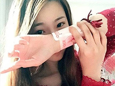 Thiếu nữ Trung Quốc "phát sốt" với trào lưu cuộn tiền cổ tay