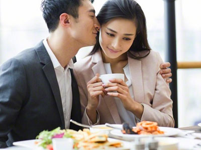 Vừa mở quà kỷ niệm 8 năm ngày cưới ra, tôi đã phải... tái mặt