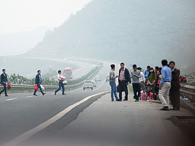 Cảnh sát cảnh cáo người phá rào, băng qua cao tốc Lào Cai
