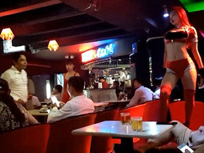 "Chân dài" mặc hở nhảy khêu gợi ở quán cà phê Sài thành