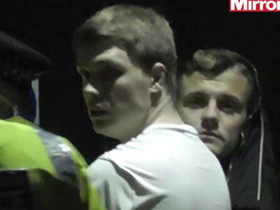 Chè chén thâu đêm, Wilshere bị Arsenal hoãn ký hợp đồng