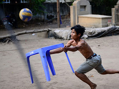 Đánh bóng chuyền bằng bàn nhựa, ván gỗ ở Sài Gòn